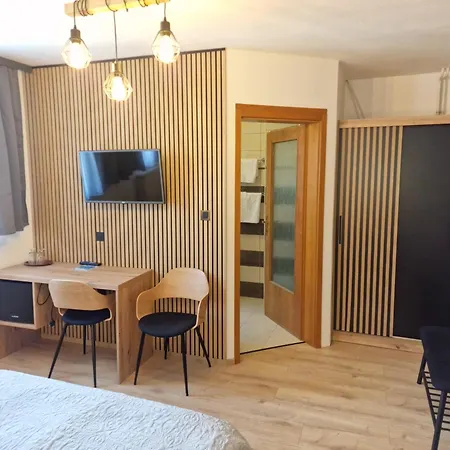 Pri Storklji 3*