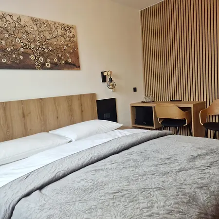 Pri Storklji 3*